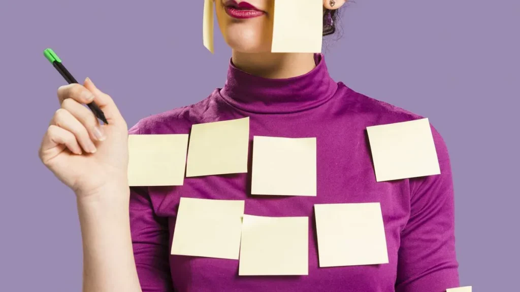 Imagem Mulher procurando sua marca pessoal do artigo O que é marca pessoal e como construir a sua?