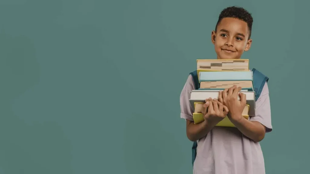 Imagem Crianca segurando livros do artigo Conheça os direitos do consumidor na educação básica brasileira