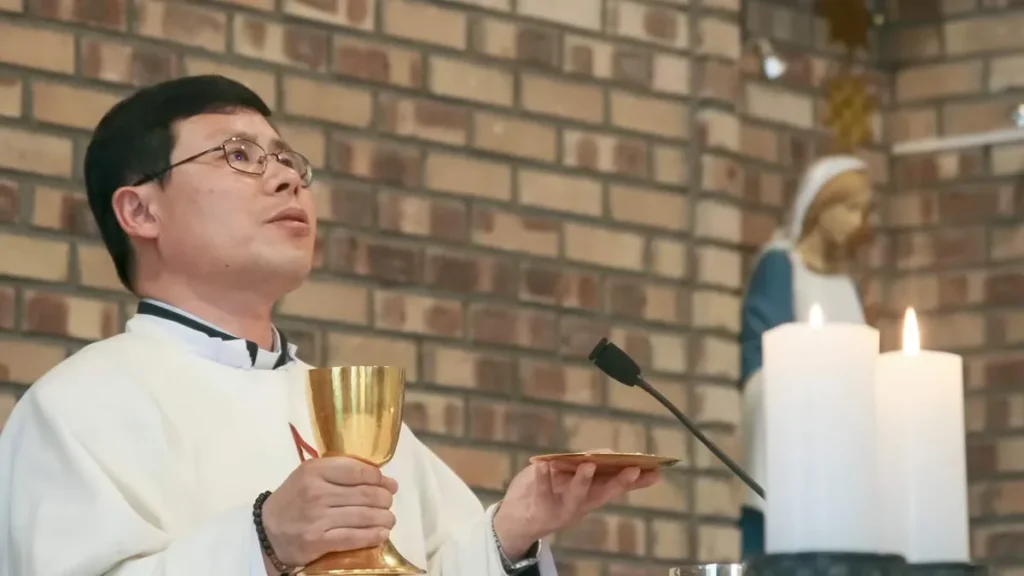 Imagem documentario padre stephano kim seong hyeon do artigo "Quem é um padre?": sacerdote coreano inspira documentário sobre sua missão