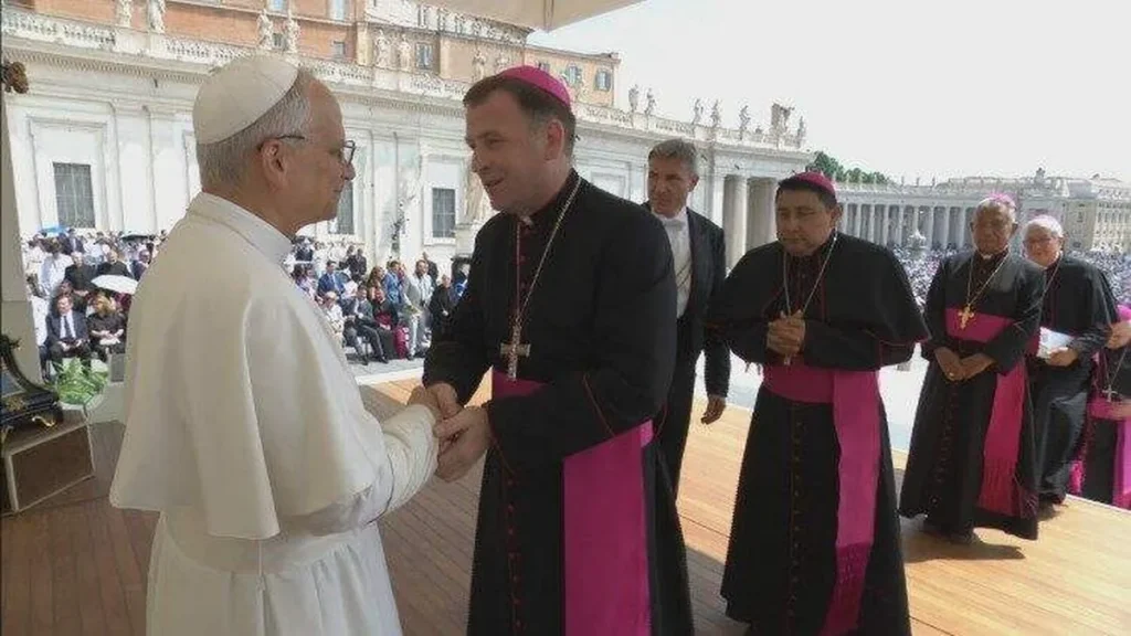 Dom Pavlo Honcharuk cumprimenta Papa Leão