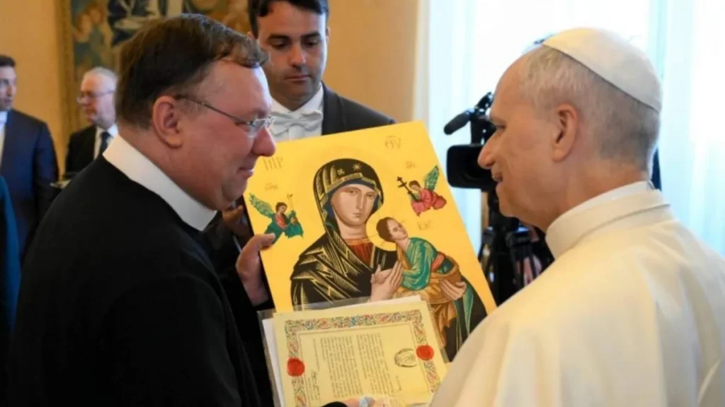 Imagem Padre Rogerio Gomes e Papa Leao XIV do artigo Papa Leão XIV recebe Bispos Redentoristas em audiência no Vaticano