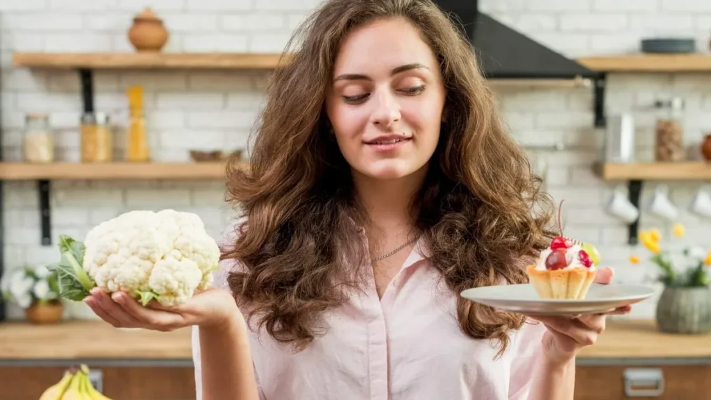 Imagem Mulher comparando uma comida saudavel com uma comida nao saudavel do artigo Como os ultraprocessados afetam sua saúde física e mental?
