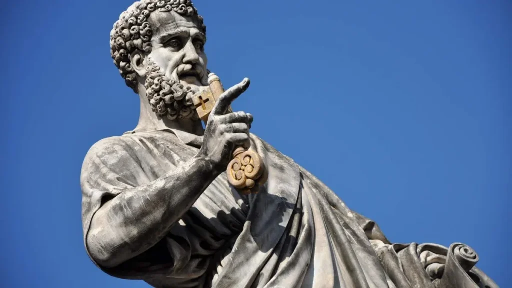 Imagem estatua de sao pedro em roma segurando as chaves do ceu do artigo Quem foi o primeiro Papa da Igreja Católica?