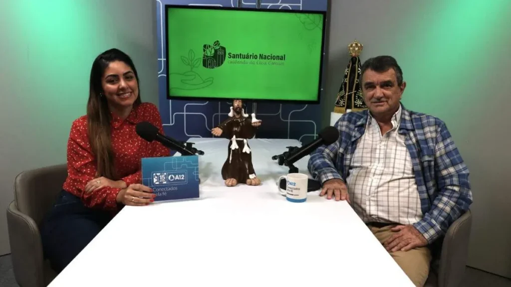Imagem Jornalista e o padre Ferdinando no videocast com a Mae da Esperanca do artigo Cuidando da Casa Comum: videocast reflete sobre a criação, dom de Deus