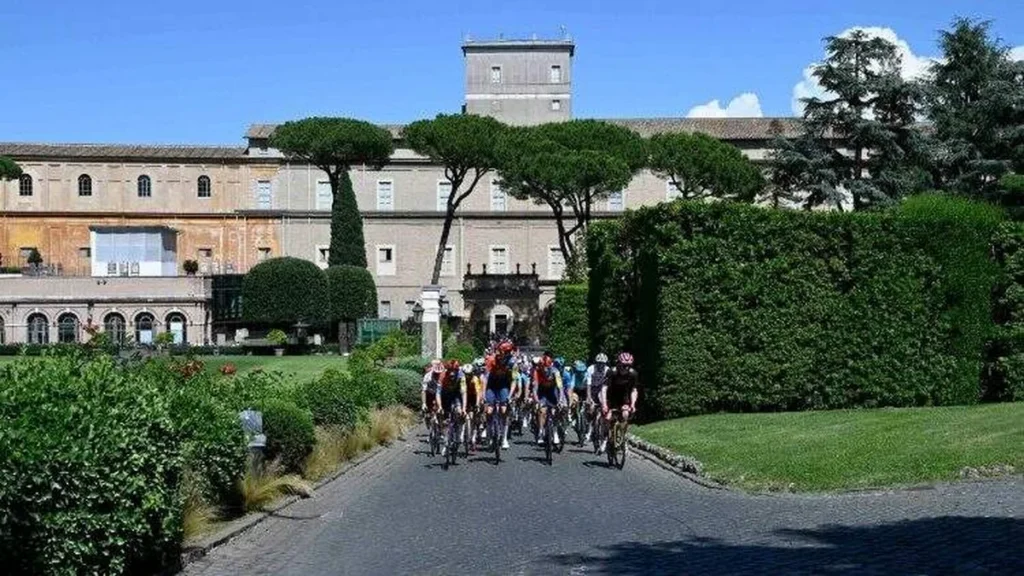 Imagem Os ciclistas do Giro dItalia em sua passagem pelo Vaticano do artigo Papa recebe ciclistas do Giro d’Italia: "vocês são um modelo para os jovens"