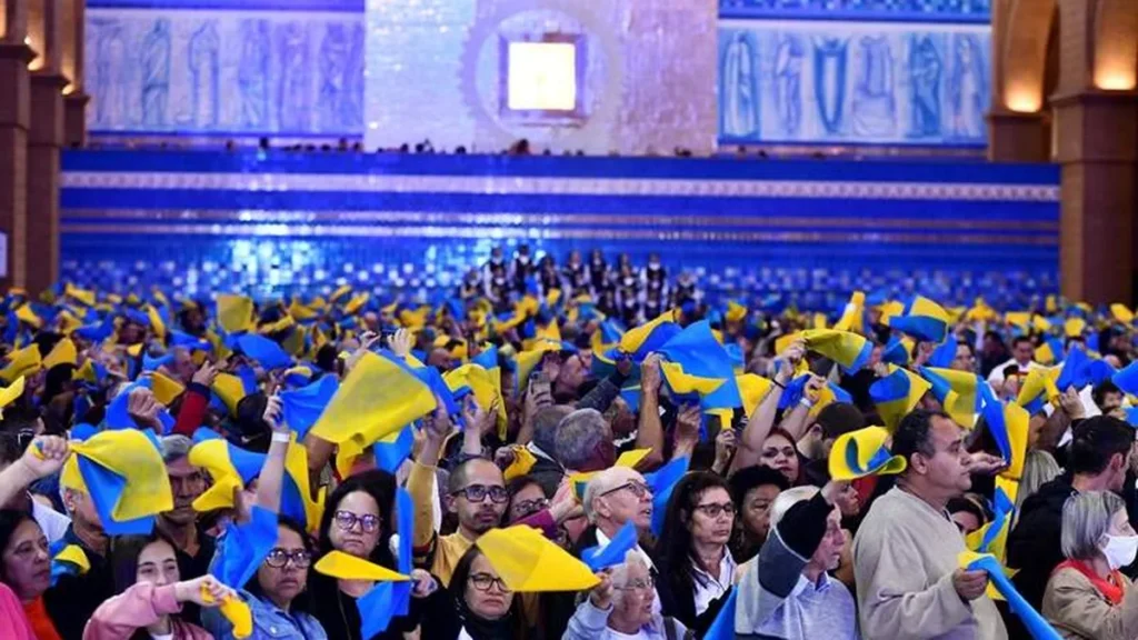 Imagem Pessoas dentro da Basilica do artigo A perseverança da Família dos Devotos