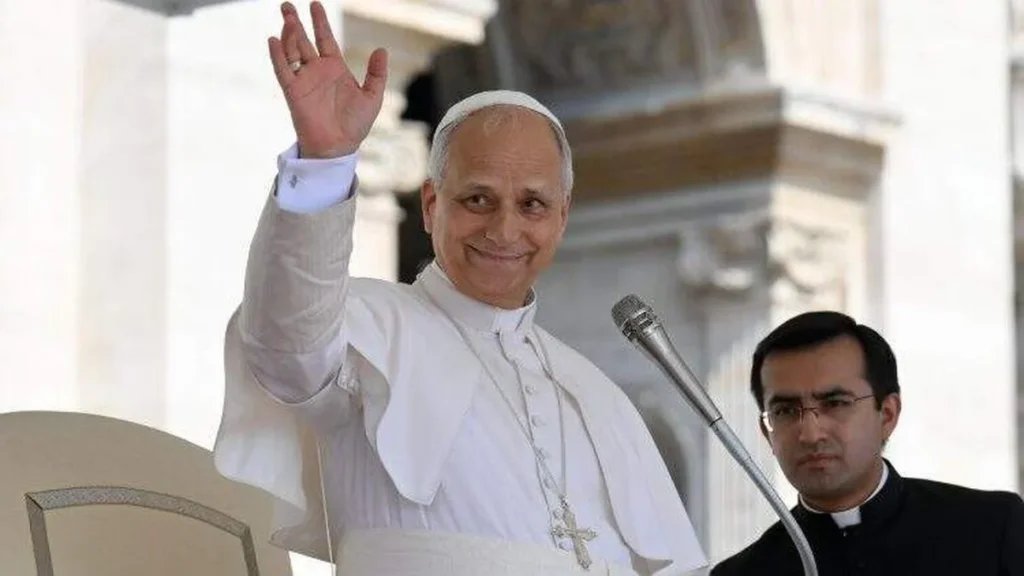 Imagem papa leao XIV acena em audiencia geral 2025 do artigo “Assuma sua vida com Jesus”, ensina Papa Leão XIV
