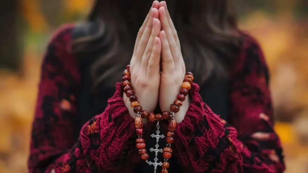 Imagem rezando o terco do artigo O que é reverência nos Sacramentos e como cultivá-la
