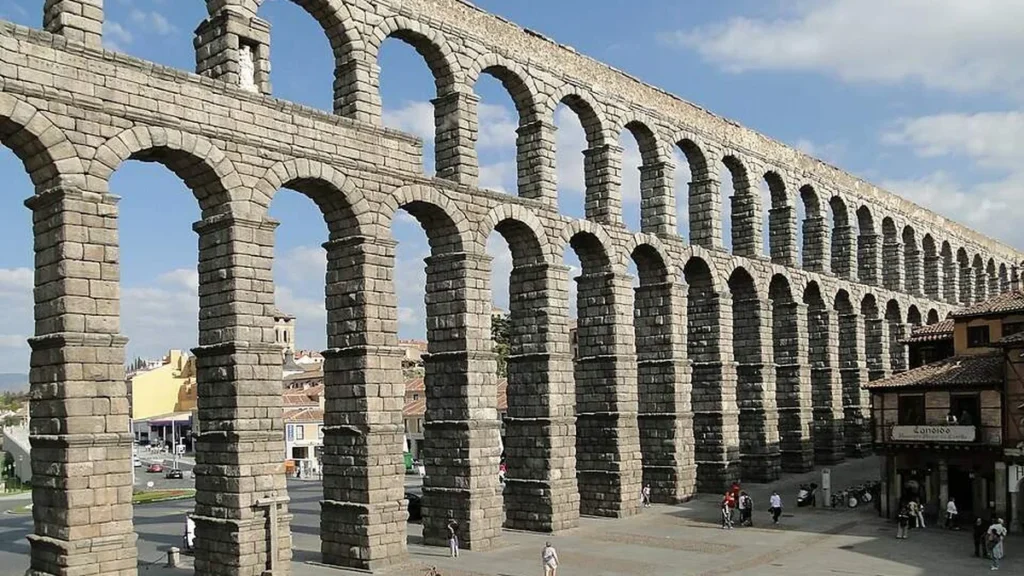 Arcos de uma secção elevada do Aqueduto provincial Romano de Segòvia, na Hispânia