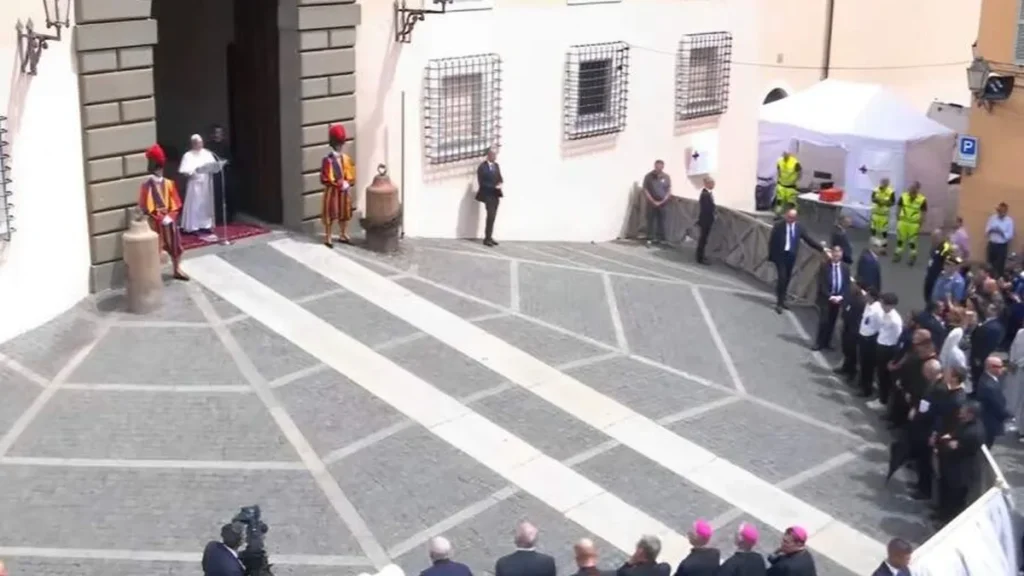 Imagem papa angelus castel gandolfo do artigo Papa Leão XIV: “Ver sem passar adiante é o que gera fraternidade”