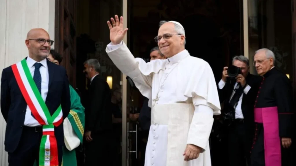 Imagem Papa Leao acenando do artigo Existe impeachment para o papa?