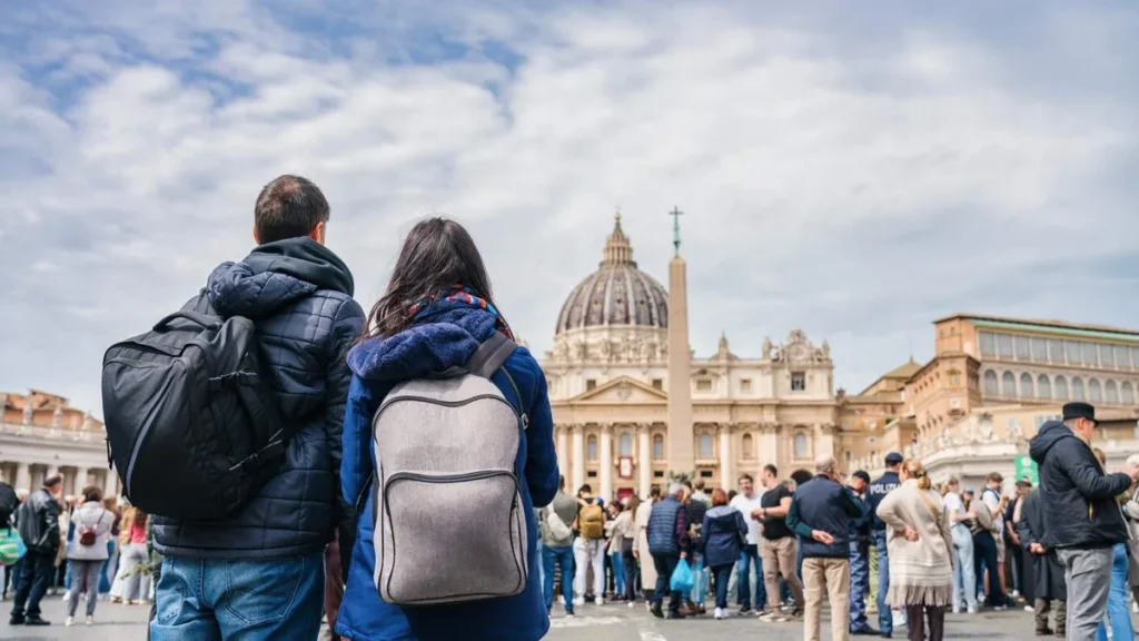 Imagem casal conhecendo o vaticano do artigo Tenho que ir à missa nas férias? O A12 responde!