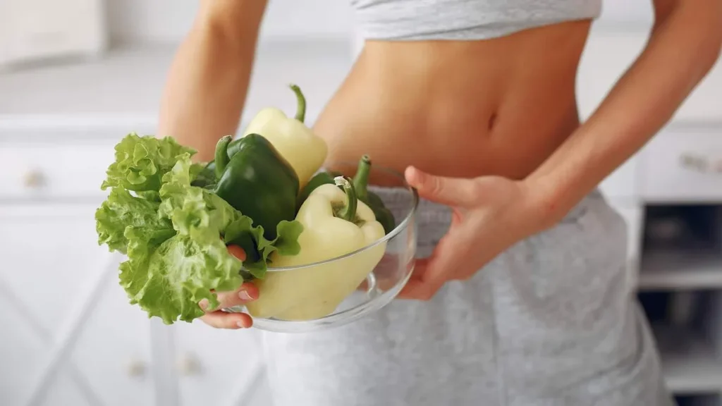 Imagem Mulher segurando alimentos que fazem bem a saude do artigo O papel da alimentação na saúde do nosso intestino