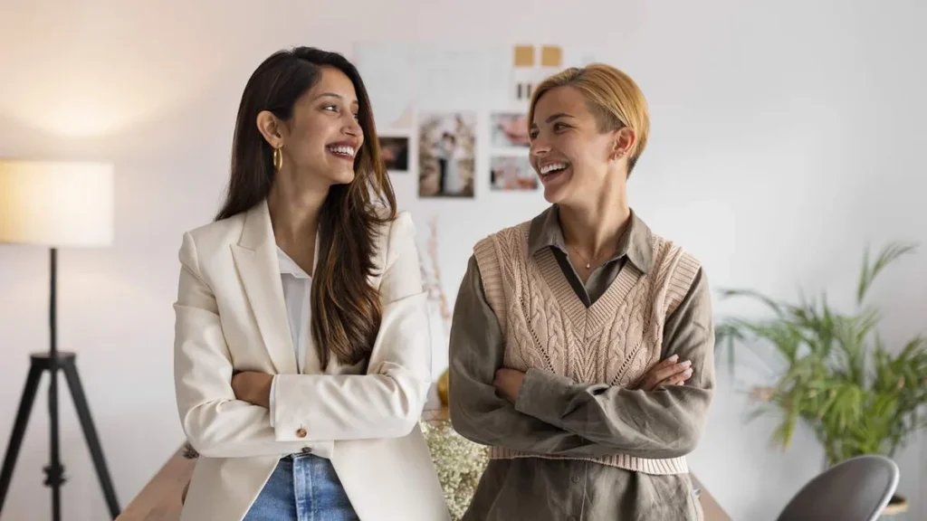 Imagem Mulheres e amigas no trabalho do artigo Conexões positivas te ajudam a impulsionar carreira profissional