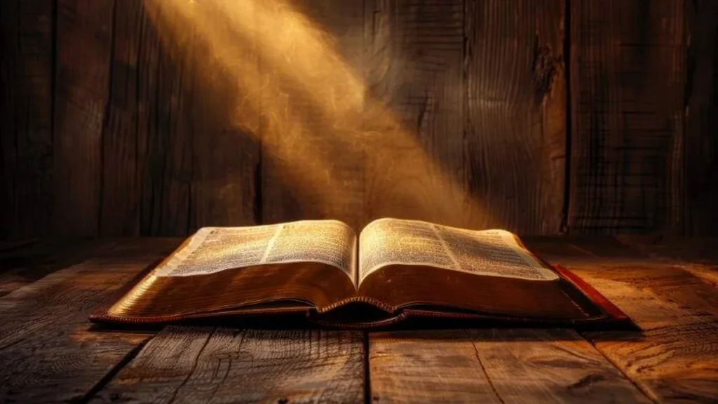 Imagem biblia antiga aberta com luz sobreposta do artigo A formação da Bíblia e os livros apócrifos