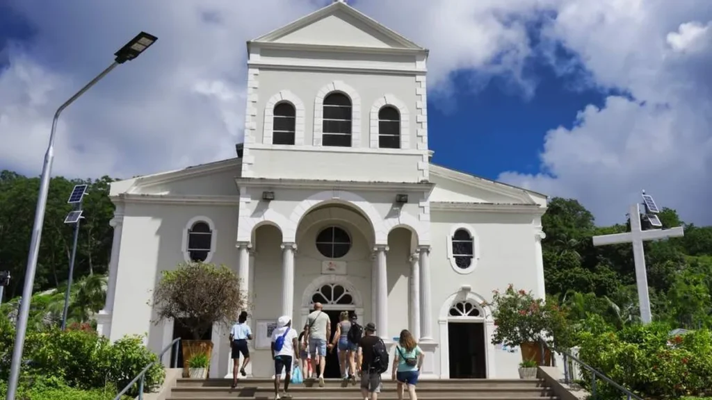 Amigos entrando em uma igreja