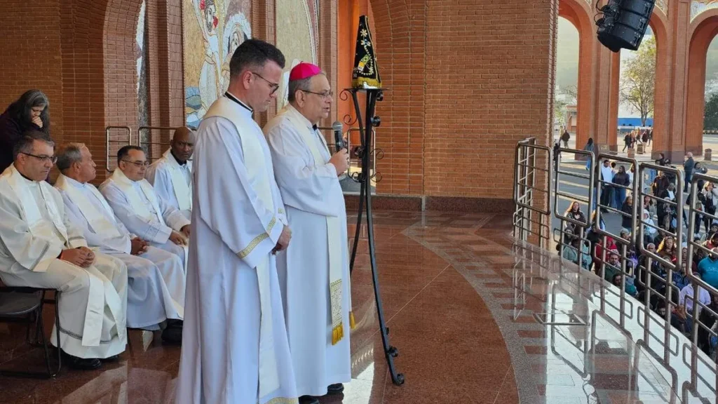 Imagem Dom Joel Portella falando aos fies na romaria diocesana de 2025 do artigo Ano Santo inspira Romaria da Diocese de Petrópolis (RJ)