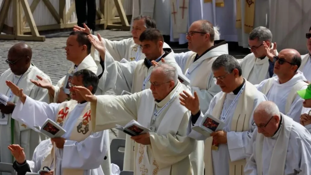 Imagem varios padres rezando do artigo Existe uma pastoral que cuida dos padres: conheça a Pastoral Presbiteral
