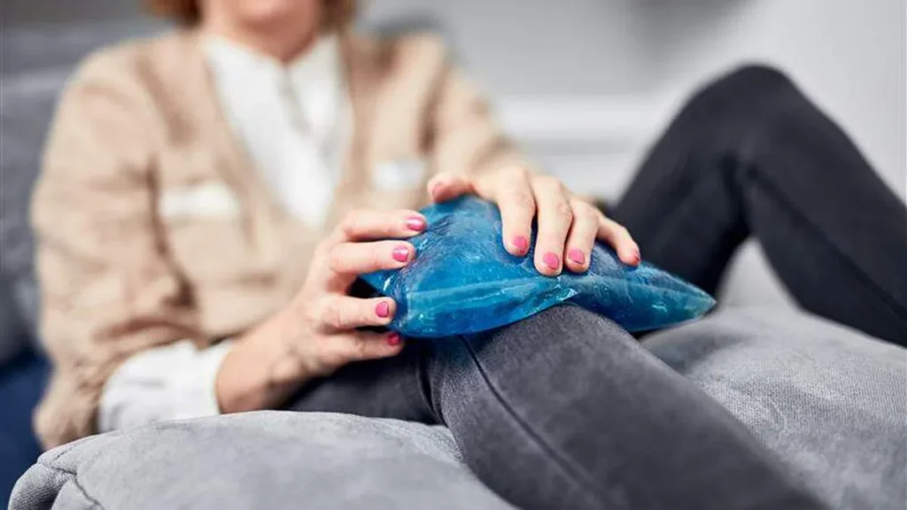 Imagem Mulher com dores nas articulacoes do artigo Entenda como o frio afeta (ou não) suas articulações no inverno