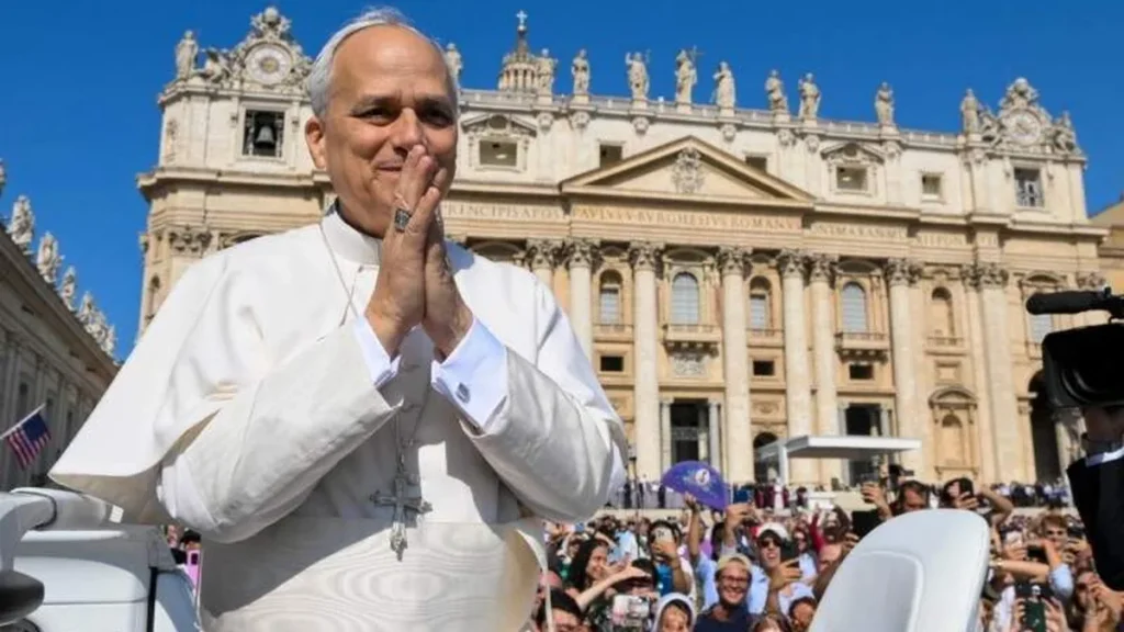 Imagem papa leao xiv com maos postas na praca sao pedro 2025 do artigo Papa Leão XIV inicia nova catequese sobre o mistério pascal