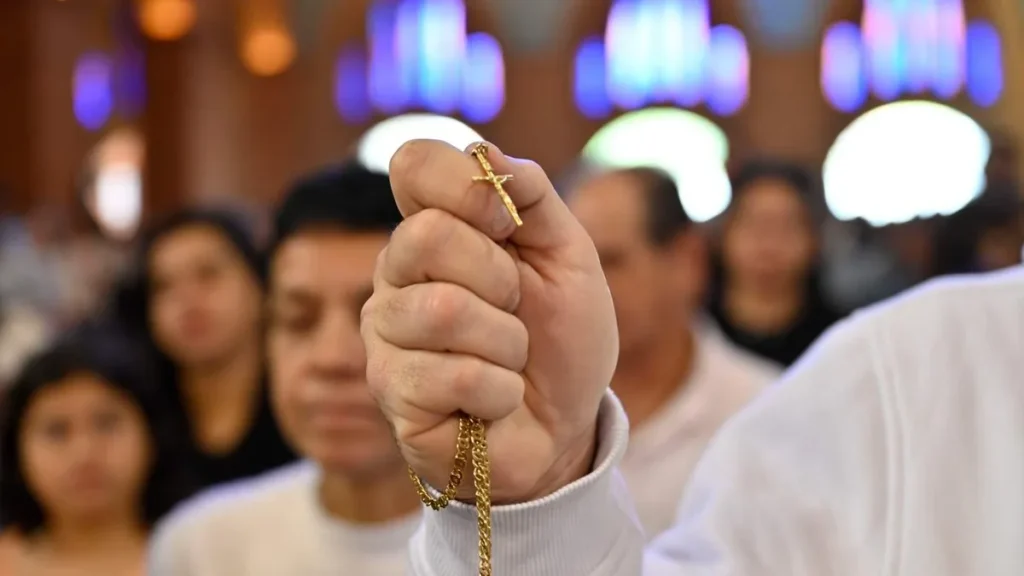 Imagem mao segurando um crucifixo do artigo Quem pode ser santo?