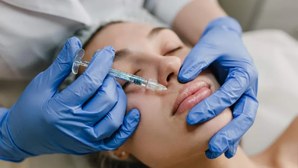 Imagem Jovem fazendo botox no rosto do artigo Dentista pode aplicar botox? Tire suas dúvidas