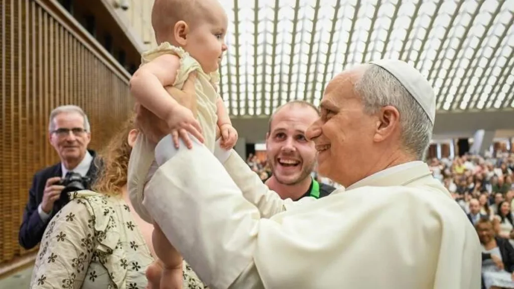 Imagem papa leao xiv segura bebe no alto em audiencia geral 2025 do artigo "Esperança cristã é força, não fuga", afirma Papa Leão XIV