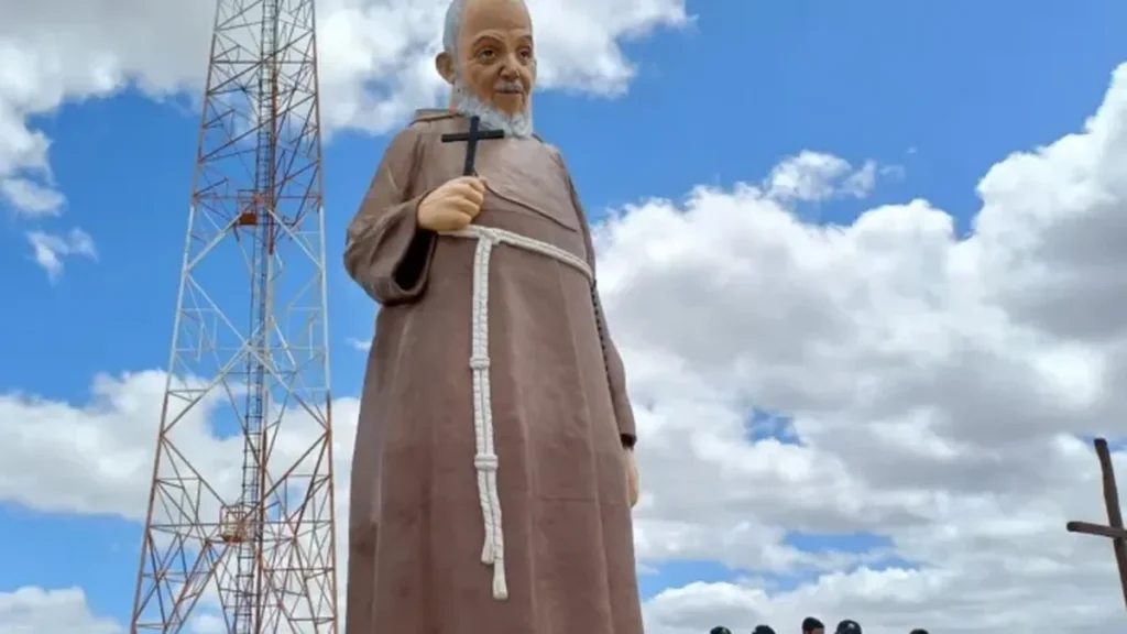Estátua de frei Damião em Lajes Pintadas (RN)