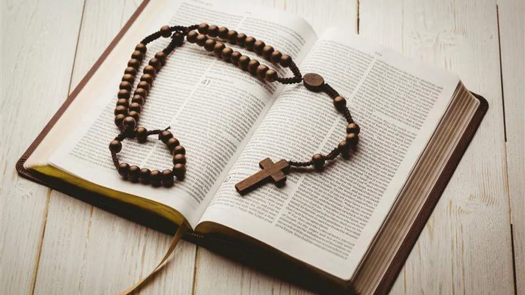 Imagem Biblia aberta com um terco em cima do artigo Abertura do Mês da Bíblia acontece no Santuário Nacional