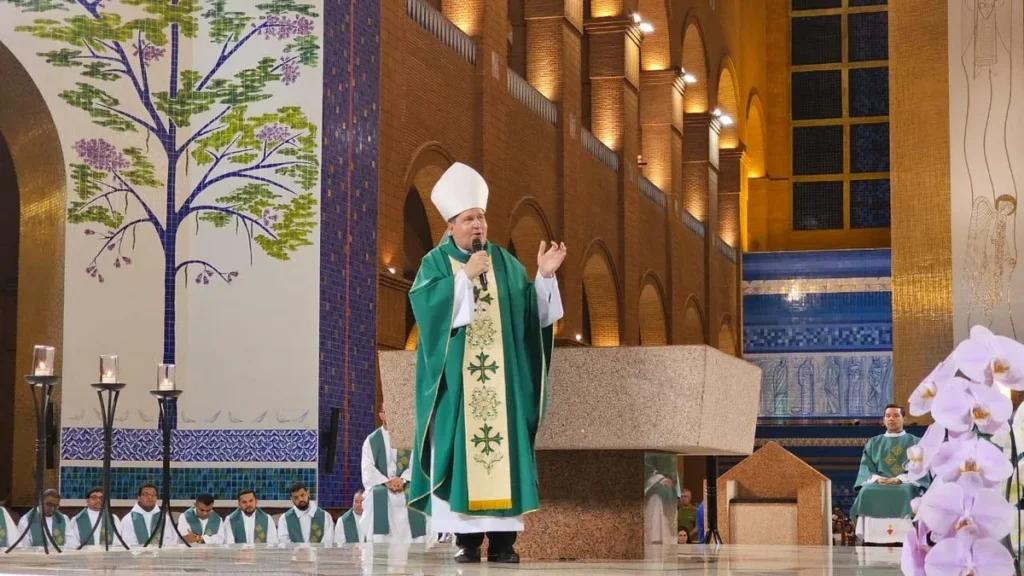 Imagem Dom Angelo celebrando no Altar Central do artigo Santuário Nacional acolhe Jubileu Vocacional da CNBB