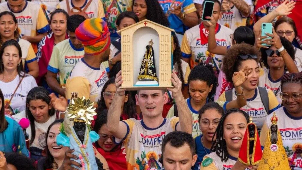 Imagem Jovens peregrinando em Romaria na Romaria da Juventude dos Jovens do artigo Participe do Jubileu dos Jovens na Casa da Mãe Aparecida