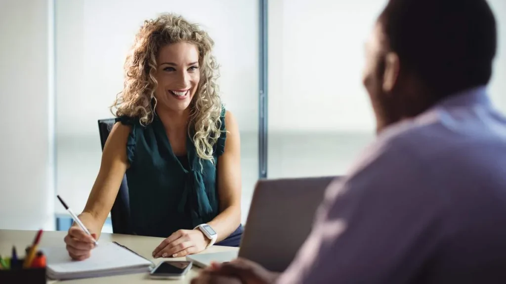 Imagem Mulher entrevistando candidato a vaga de emprego do artigo Entrevista de emprego: o que os recrutadores querem saber?