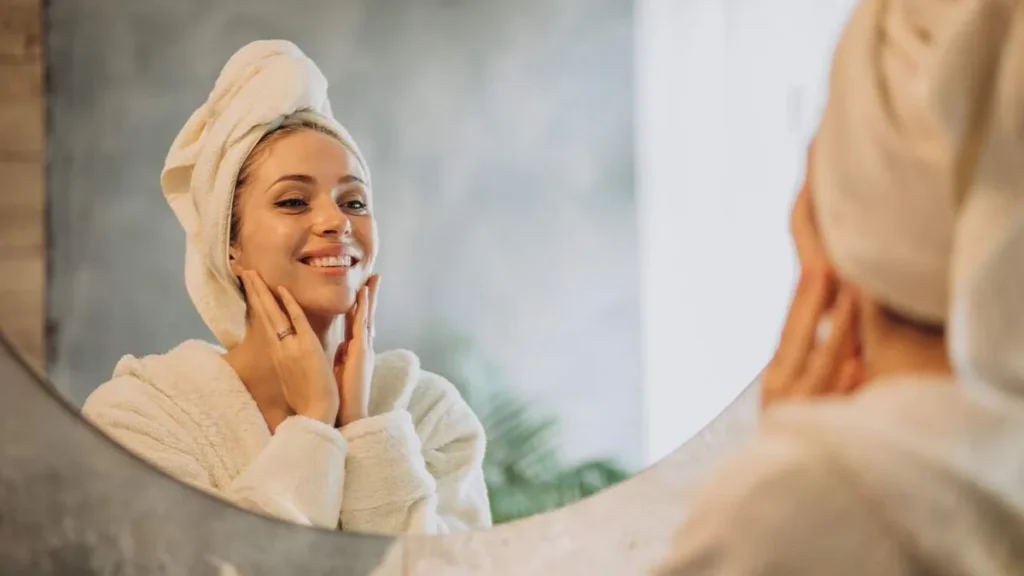 Imagem Mulher fazendo limpeza de pele do artigo Nutrição da pele: o papel essencial das vitaminas