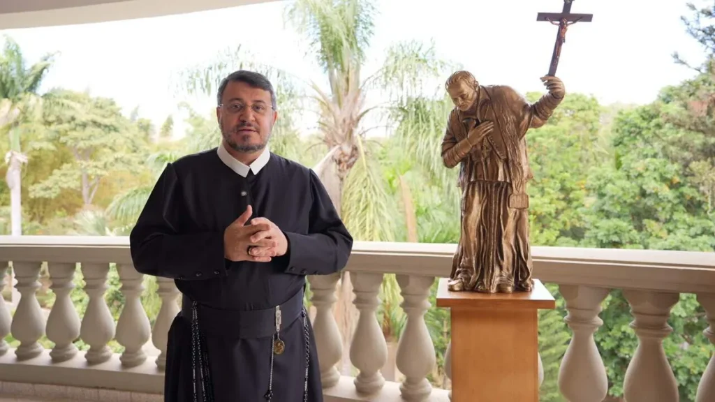 Pe. Marlos Aurélio, C.Ss.R., ao lado da imagem de Santo Afonso
