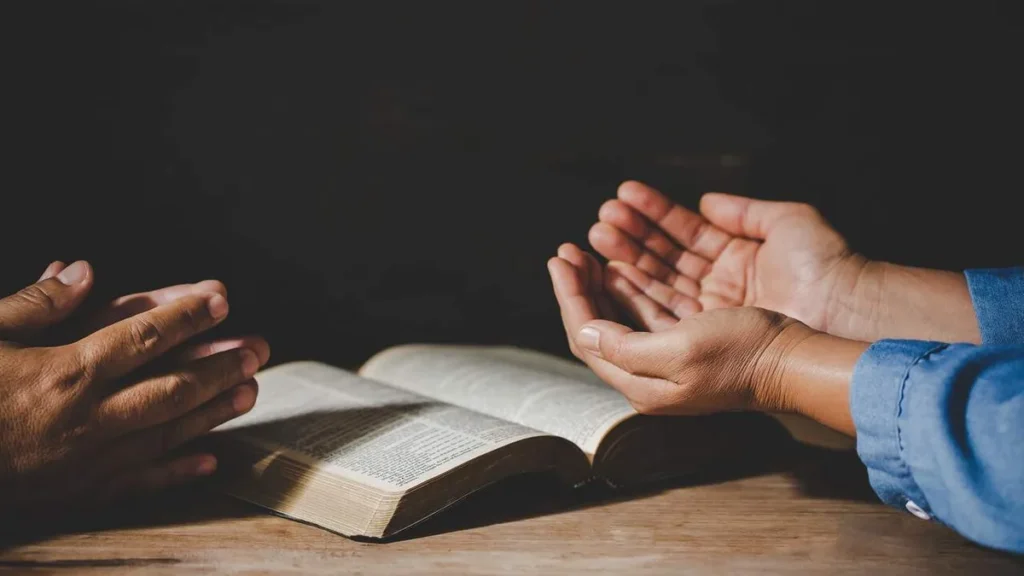 Imagem Pessoas rezando com a Biblia do artigo Vocação: a beleza de se colocar a serviço do Evangelho