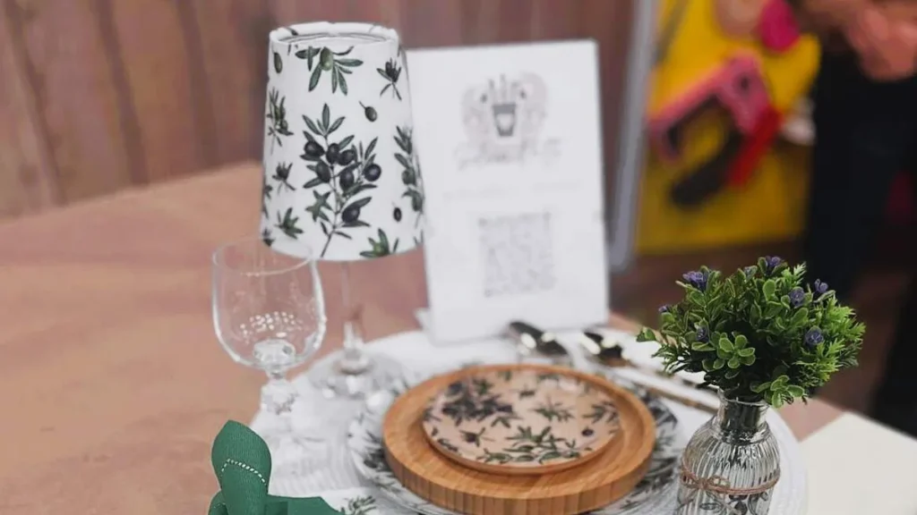 Imagem faca voce mesmo taca decoupage do artigo Mini cúpula na taça em decoupage com resina – Faça Você Mesmo