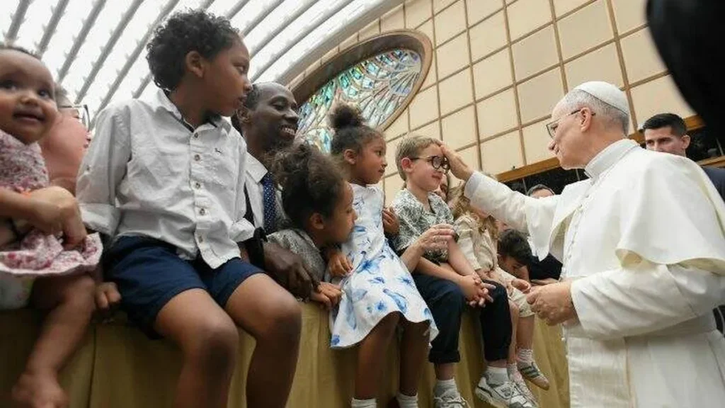 Imagem papa leao xiv abencoa criancas de funcionarios do vaticano 2025 do artigo Papa reforça direitos de pais que trabalham no Vaticano