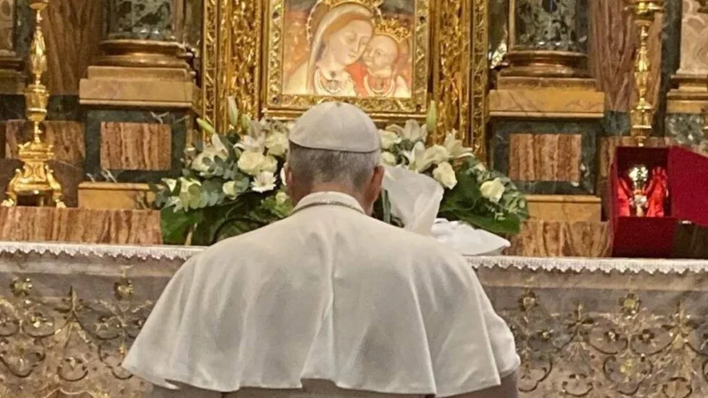 Imagem papa leao xiv reza diante santuario agostiniano de Nossa Senhora do Bom Conselho do artigo Jejuar e rezar: pequenos gestos que transformam o mundo