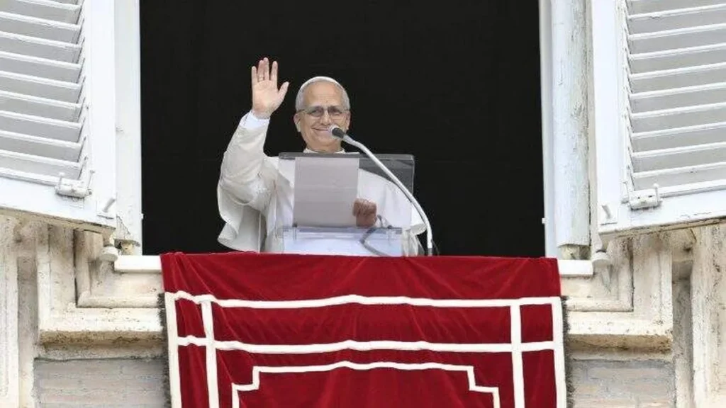 Imagem papa leao xvi da janela papal em um angelus em 2025 do artigo Angelus: “a Salvação exige escolhas corajosas e difíceis”