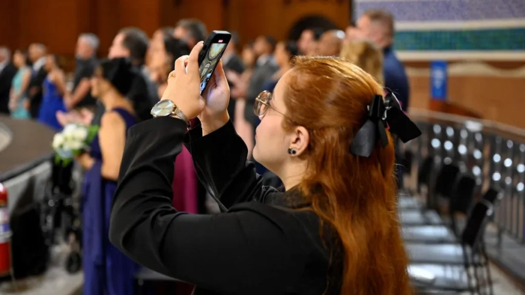 Imagem Social media Andreza Galvao trabalhando com o celular do artigo Fotografia e vídeo com celular: dicas para gravar melhor