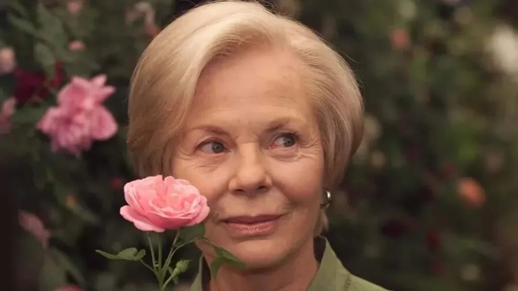 Imagem duquesa de kent e uma rosa na frente de seu rosto do artigo Duquesa de Kent: a conversão que marcou a realeza