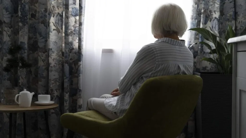 Imagem Mulher idosa enfrentando doenca de alzheimer do artigo Vida Saudável: um olhar acolhedor para pacientes com Alzheimer