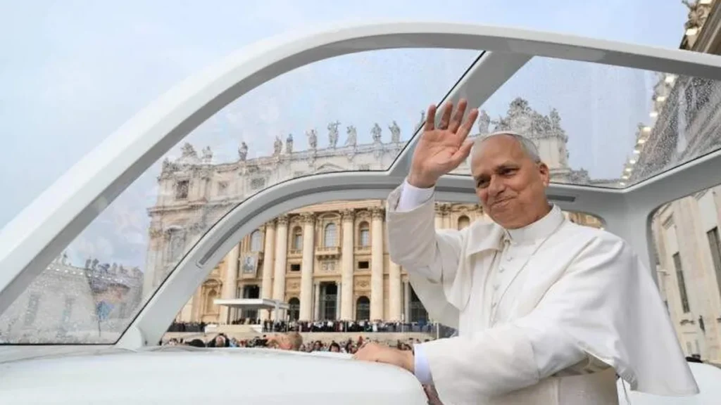 Imagem papa leao xiv no papa movel em audiencia geral 2025 do artigo Papa: “o grito de Jesus é esperança que resiste”