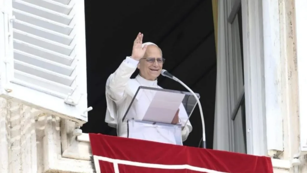 Imagem Papa Leao na janela rezando o Angelus do artigo Em seu aniversário, Papa reza o Angelus e exalta a Santa Cruz