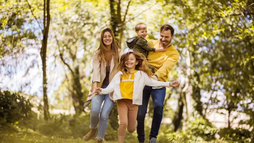 Imagem familia feliz na natureza do artigo Semana Nacional da Vida: cuidar de si, do outro e da Casa Comum