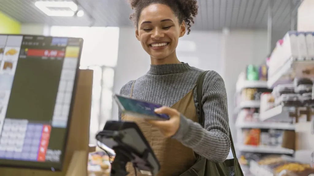 Imagem Mulher comprando comida no supermercado do artigo Direito do consumidor: o papel essencial da informação