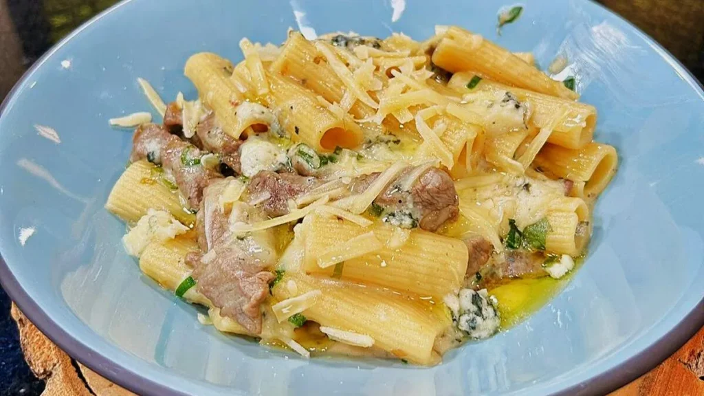 Imagem massa com iscas de carne e molho quatro queijo sabor de vida do artigo Macarrão com Iscas de Carne e Molho 4 Queijos - Sabor de Vida