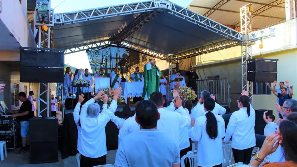 Imagem Fieis orando durante a Missa Campal do artigo Paróquia Redentorista celebra 40 anos de sua fundação