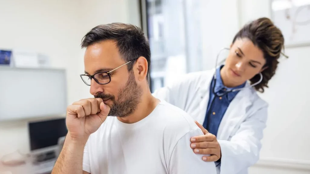 Imagem Medica cuidando de um paciente com doenca respiratorio do artigo Vida Saudável: prevenção e cuidados contra as doenças respiratórias