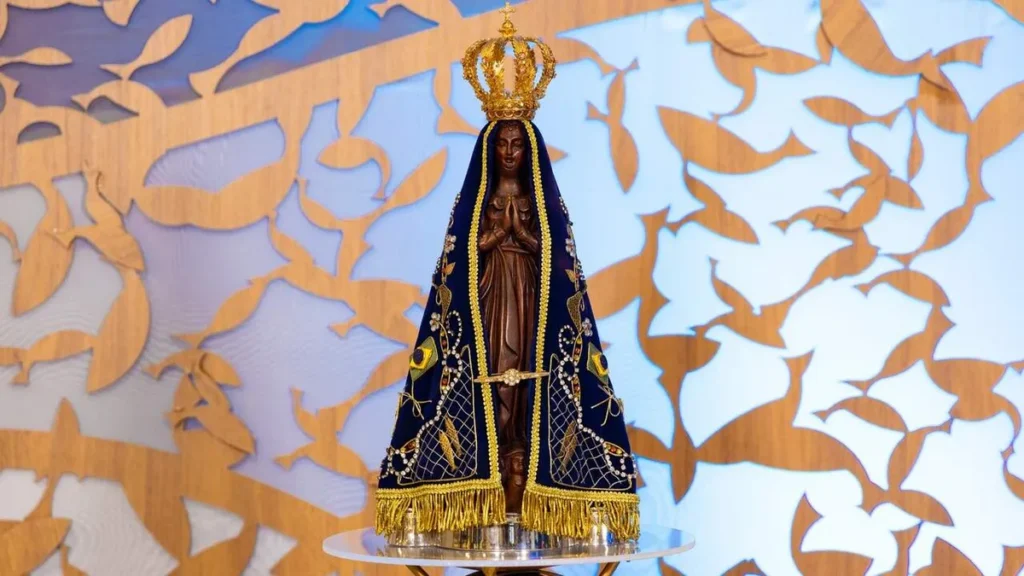 Durante a Novena e Festa da Padroeira, o Santuário recebe milhares de devotos que rezam e celebram com Fé e devoção.